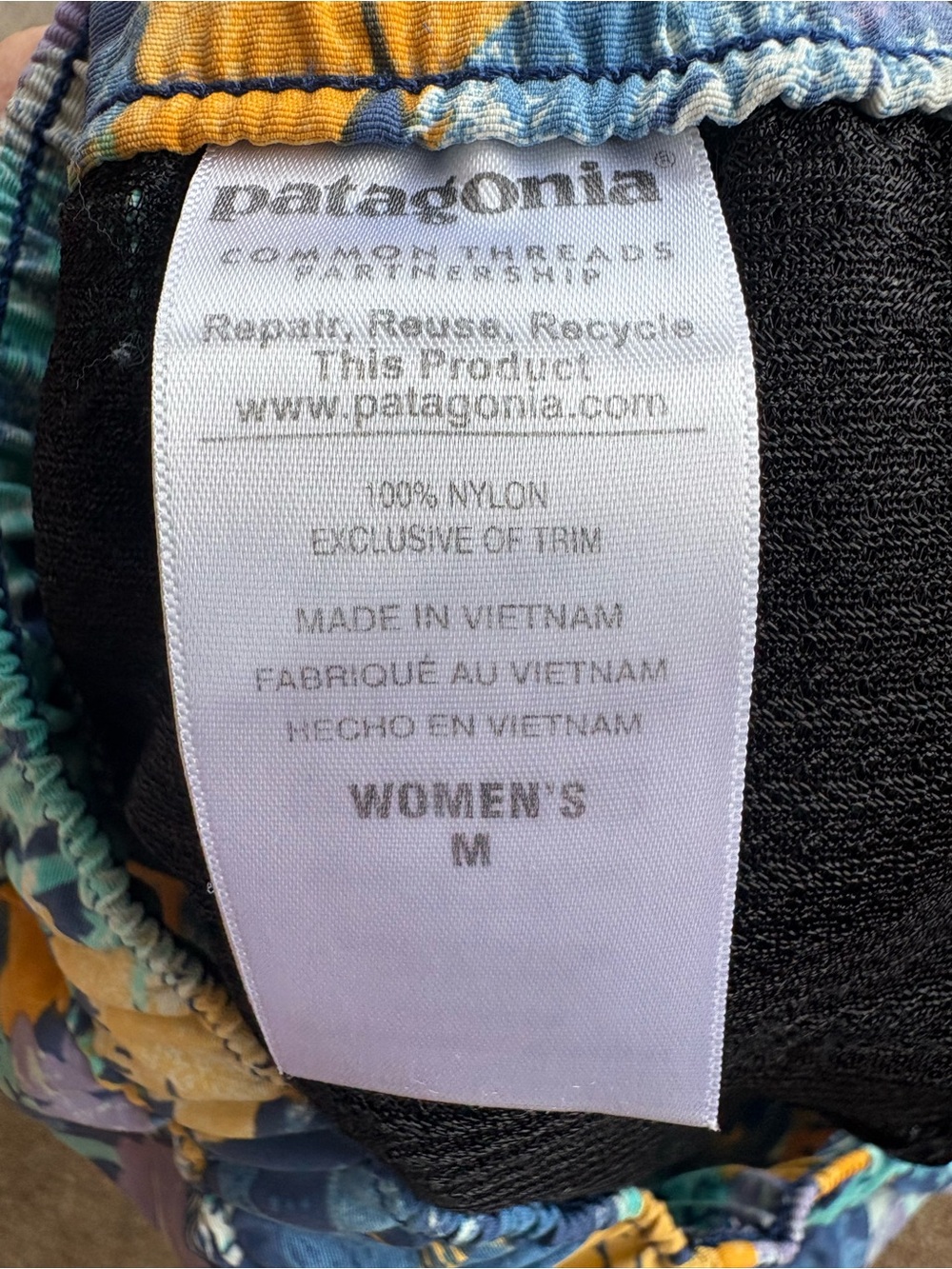 Patagonia Barely Baggies Women’s Medium 2.5 Inch Inseam Tropical Print - Picture 5 of 7